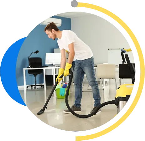 homme faisant l'aspirateur